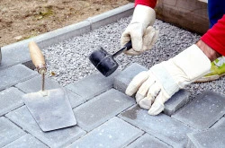 Aménagement extérieur d'une maison neuve par un professionnel   