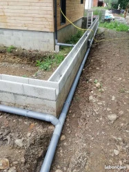Artisan pour creuser une tranchée sur un terrain argileux   