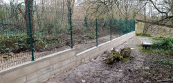 Société pour la pose d'une clôture rigide autour d'une maison neuve  
